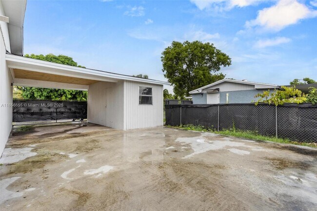 Building Photo - 1621 NW 13th Ave