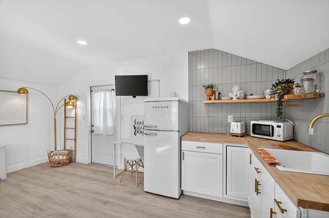 Building Photo - 306 N J St