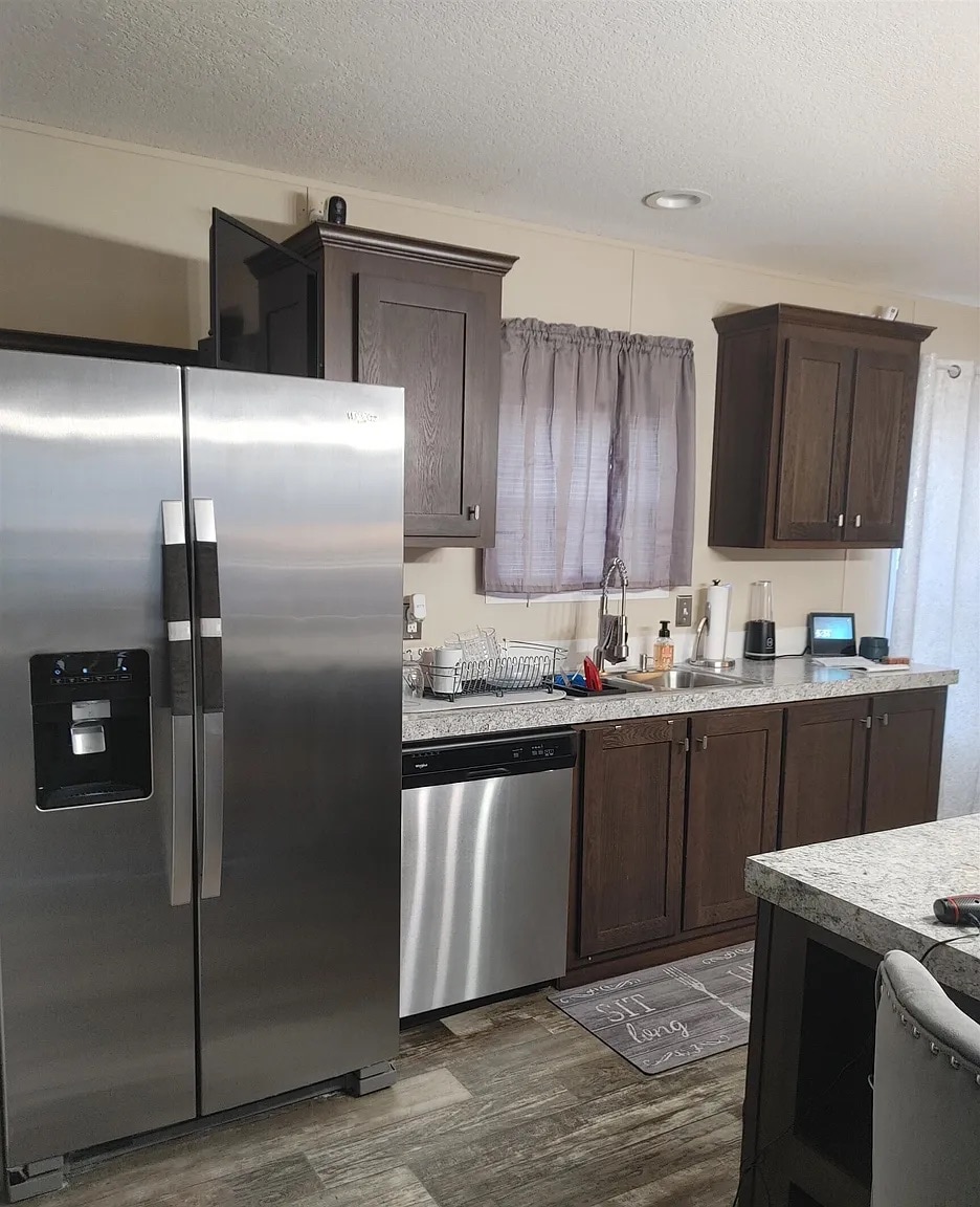 Building Photo - Room in House on Robin Ln