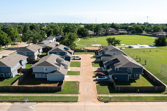 Building Photo - 727 Vicksburg Ave