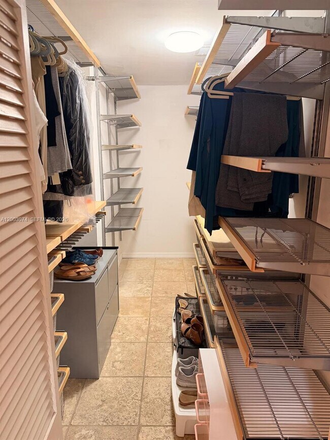 Building Photo - 401 Warren Ln