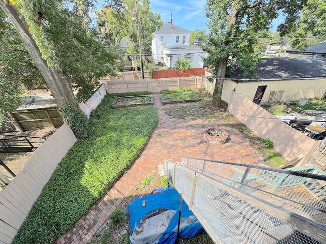 Building Photo - 313 W 33rd St