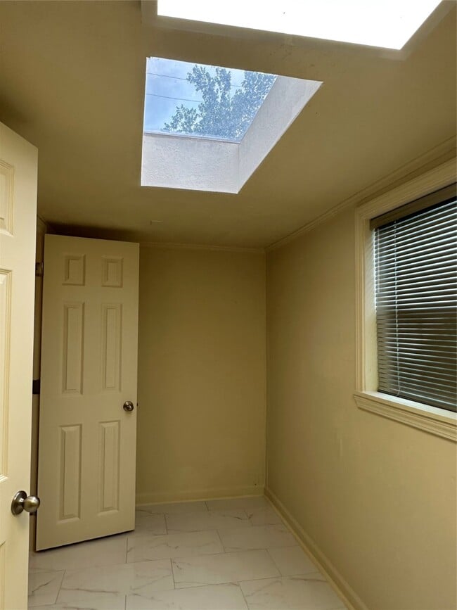 Building Photo - 3611 Broadmead Dr