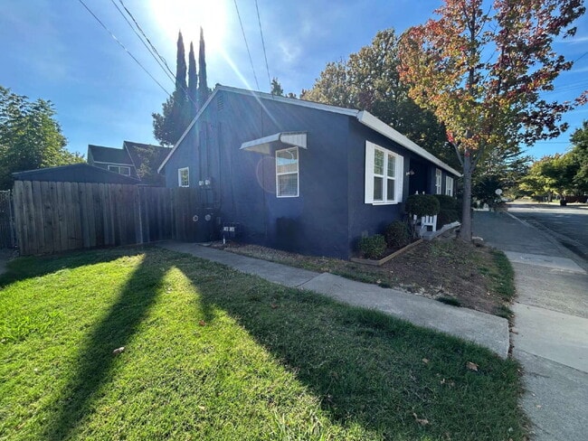 Building Photo - Cute 2 bedroom 1 bath in Tahoe Park Sacram...