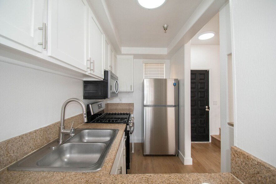 Building Photo - 425 N Alvarado St