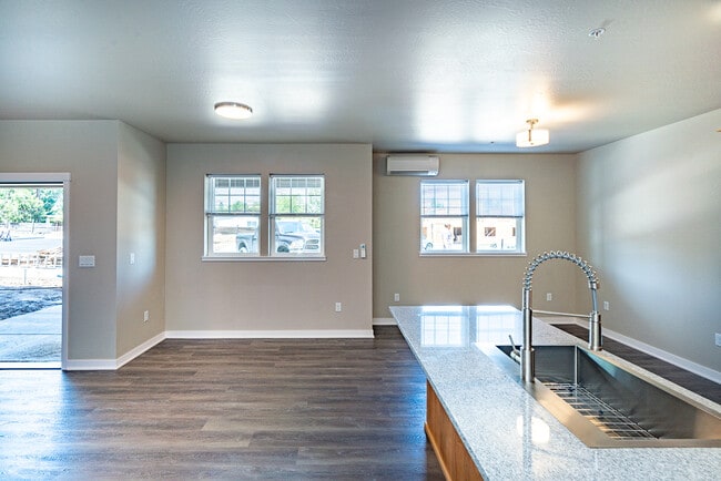 Interior Photo - 441 Talent Ave