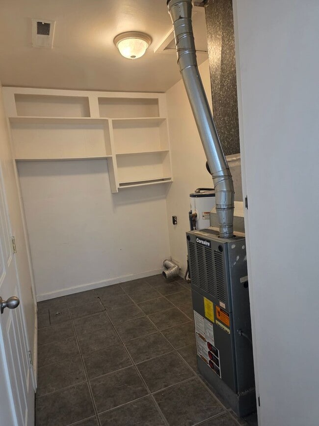 Building Photo - Little home with laundry room