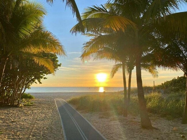 Building Photo - 1004 Pine Dr