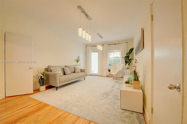 Building Photo - 2463 Pine Tree Dr