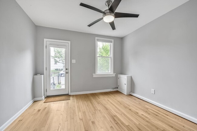 Building Photo - Available Now! 2 Bed / 1 Bath Rowhouse in ...