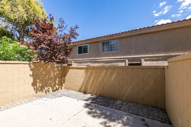 Building Photo - Stylish 2-Bedroom Townhome in Green Valley...