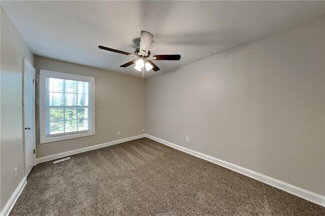 Building Photo - 3929 Lookout Point Dr