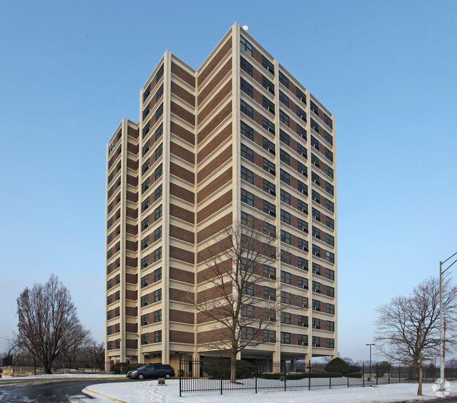 Building Photo - Marquette Manor