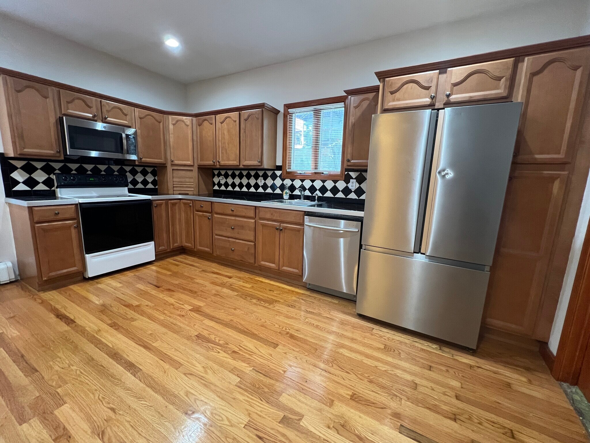 Building Photo - 44 Tuttle St