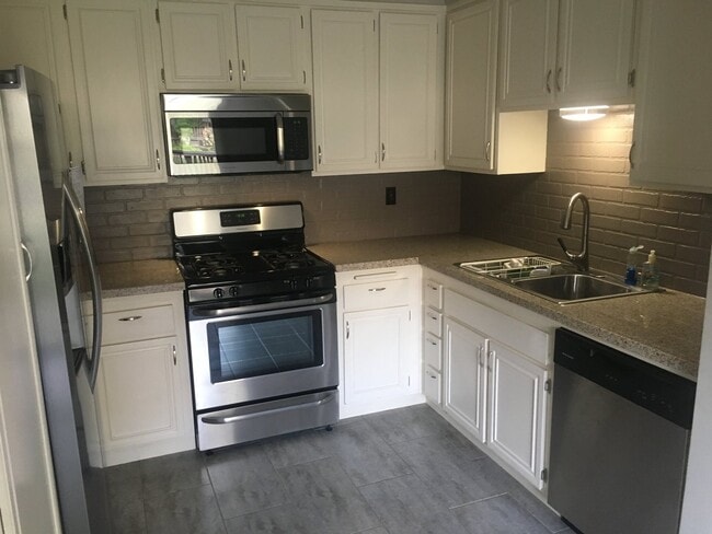 Building Photo - Valencia - Upgraded 3 bedroom, 1.5 bath condo near golf course