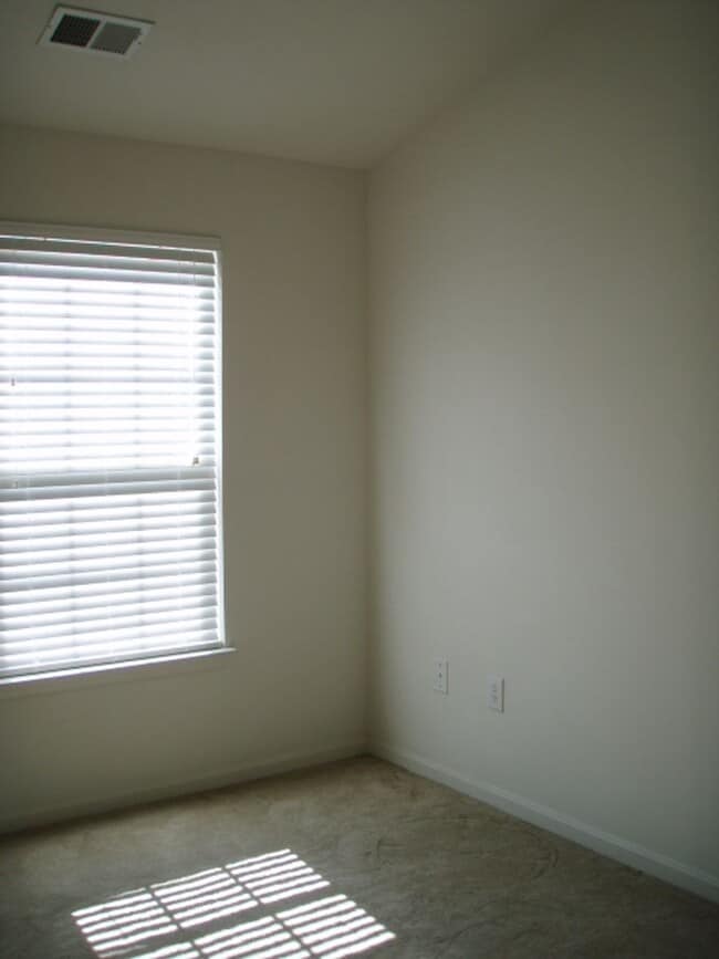 Building Photo - Gorgeous 3 Bedroom 3.5 Bathroom Brick Town...