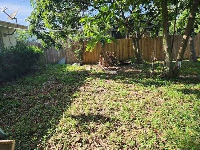 Building Photo - 117 SW 7th Ave