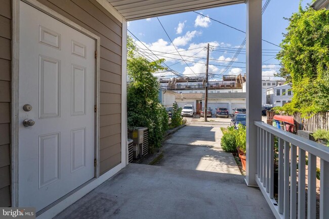 Building Photo - 1330 S Charles St