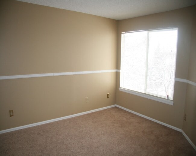 Building Photo - Charming 2 Bedroom Second Story Condo with easy access to everything!