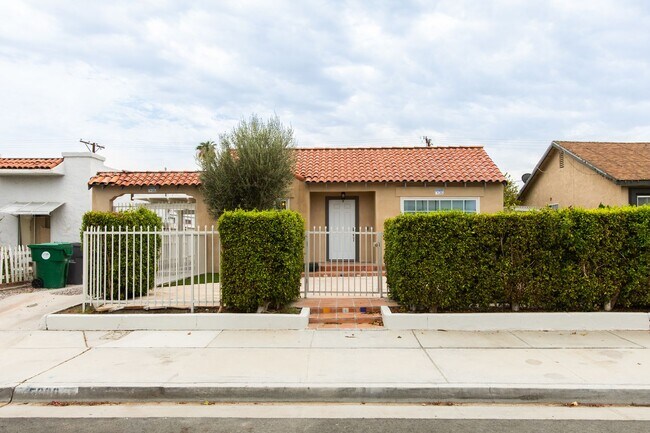 Primary Photo - POOL HOME 3 BEDROOMS 3 BATHS