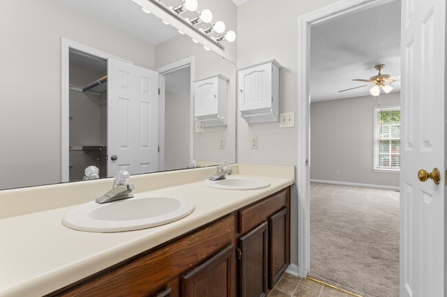 Building Photo - 4505 Aviemore Crescent