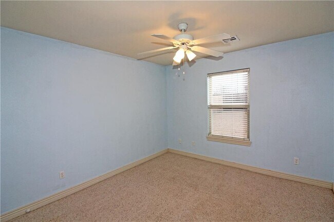 Building Photo - 1200 Kensington Dr