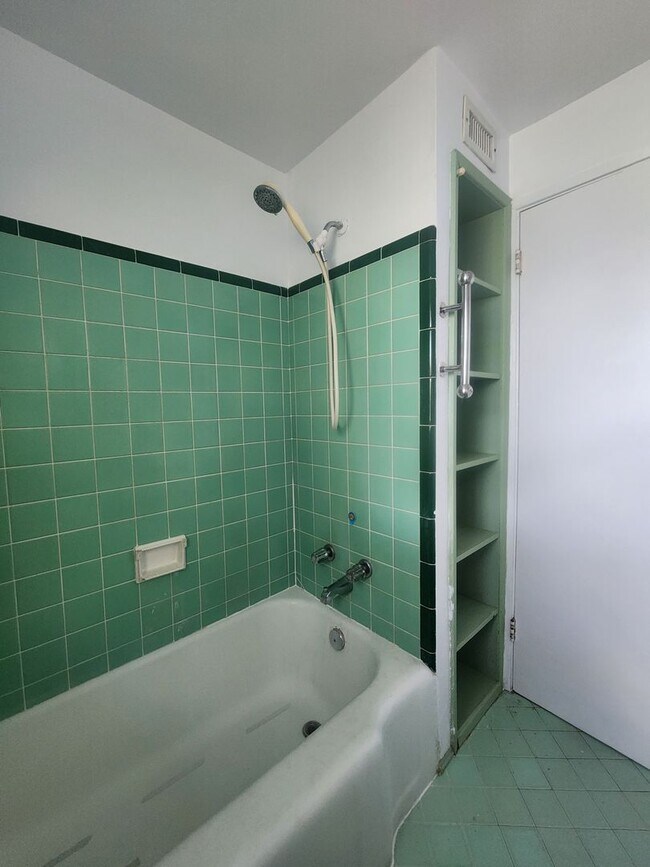 Building Photo - 2 Bedroom 1 Bath Single Family Home, Fence...