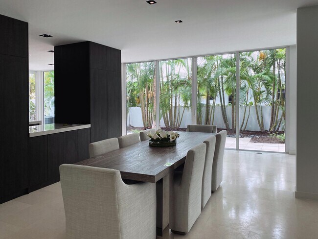 Building Photo - 243 Venetian Dr