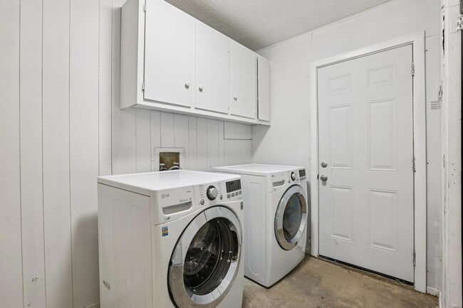 Building Photo - 5900 Gateshead Dr