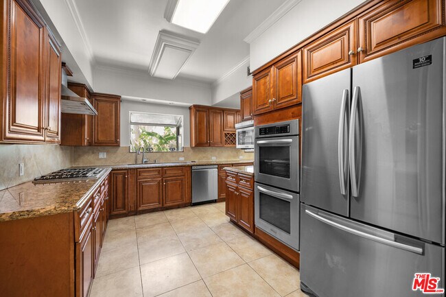 Building Photo - 1231 S St Andrews Pl