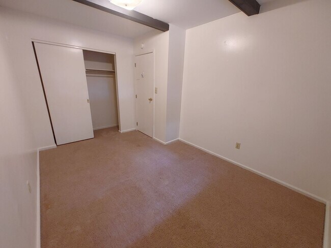 Building Photo - $1,200 - 2 Bed/1 Bath Private area near the Oval