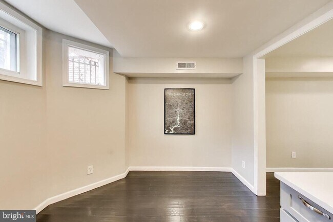 Building Photo - 1724 21st St NW