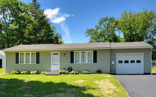 Primary Photo - Fully Furnished Pearl Street Retreat in th...