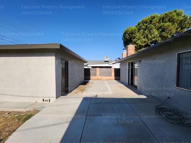Building Photo - 3 bedroom/ 2 bathroom home located near th...