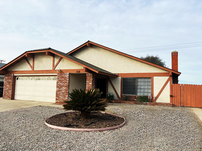 Primary Photo - LOCATION, WEST SIDE HEMET! GARDENER INCLUDED