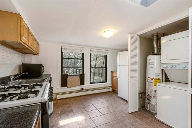Building Photo - 212 5th St