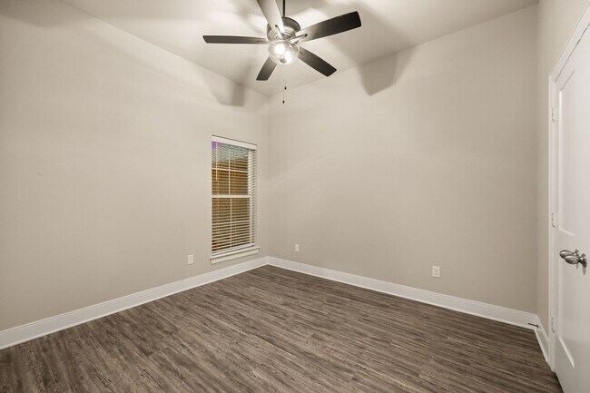 Building Photo - Gorgeous 4 bedroom in South Tyler