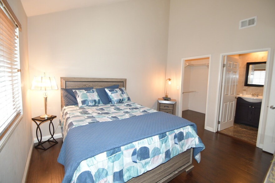 Building Photo - 730 255th St