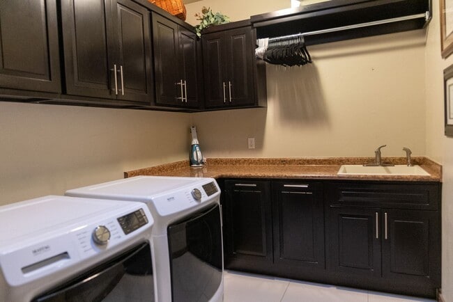 Building Photo - Stunning 4 bedroom, 2,5 bath home in West ...