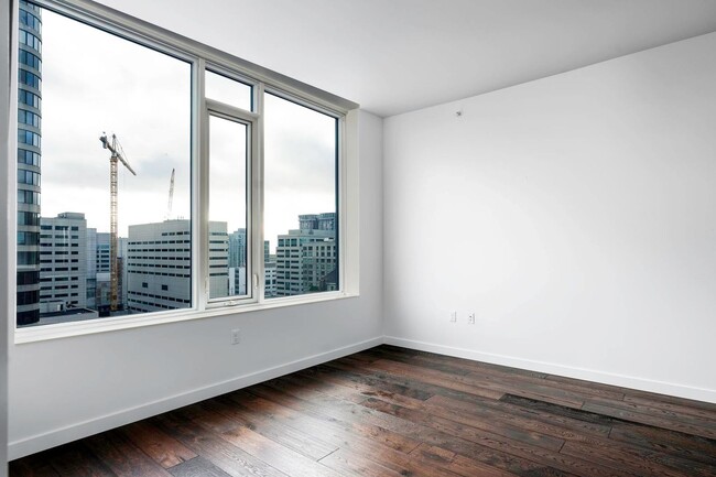 Building Photo - 1 bedroom, 3/4 bathroom luxury condo with ...