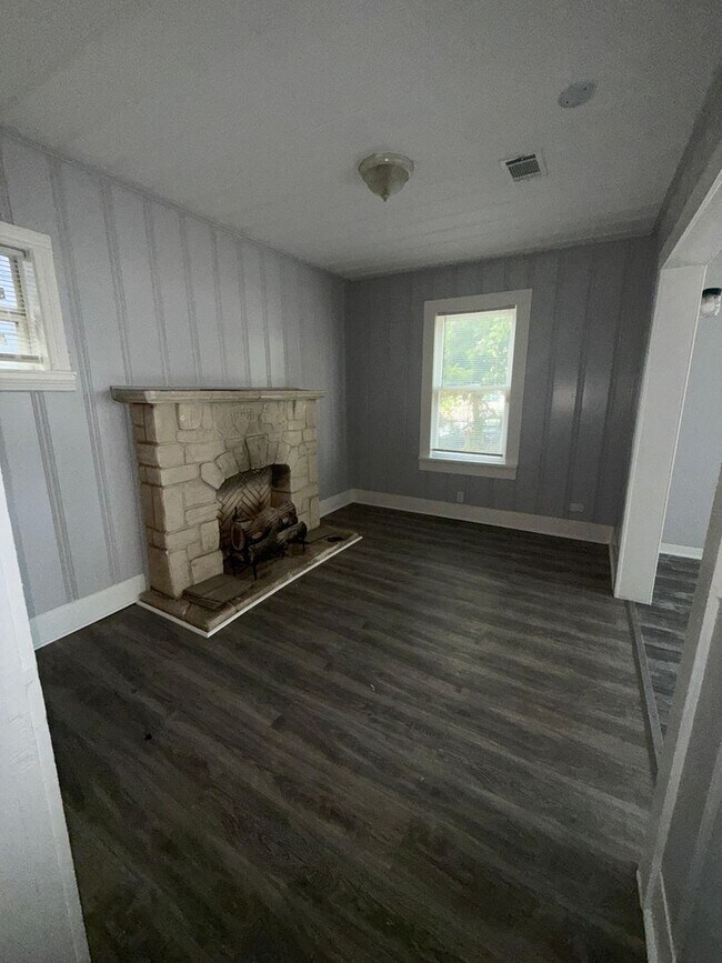 Building Photo - 3012 Live Oak St