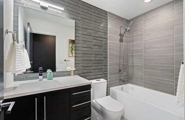 Building Photo - 5915 B California Ave SW-