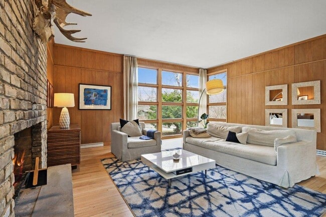 Building Photo - Mid-Century Home