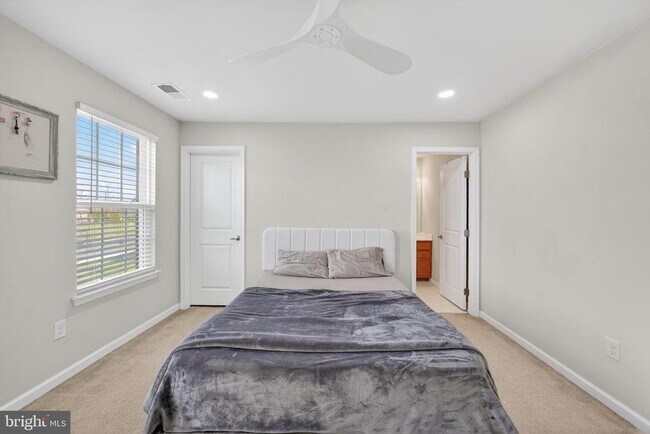 Building Photo - 40 Gina Dr