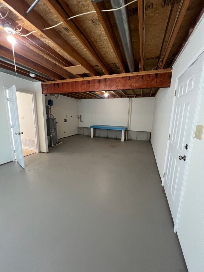 Building Photo - 4 bed 1.5 bath home close to I-44