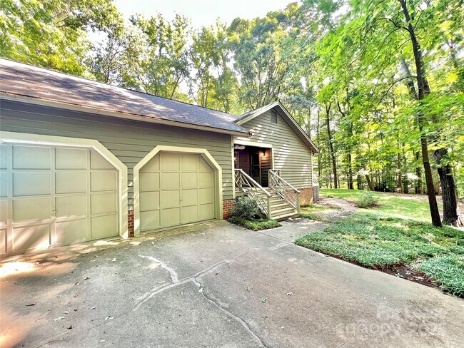 Building Photo - 911 Reverdy Ln