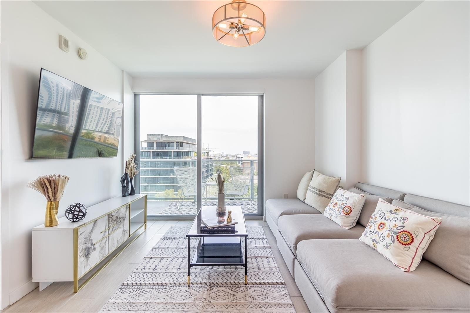 Building Photo - 1600 SW 1st Ave