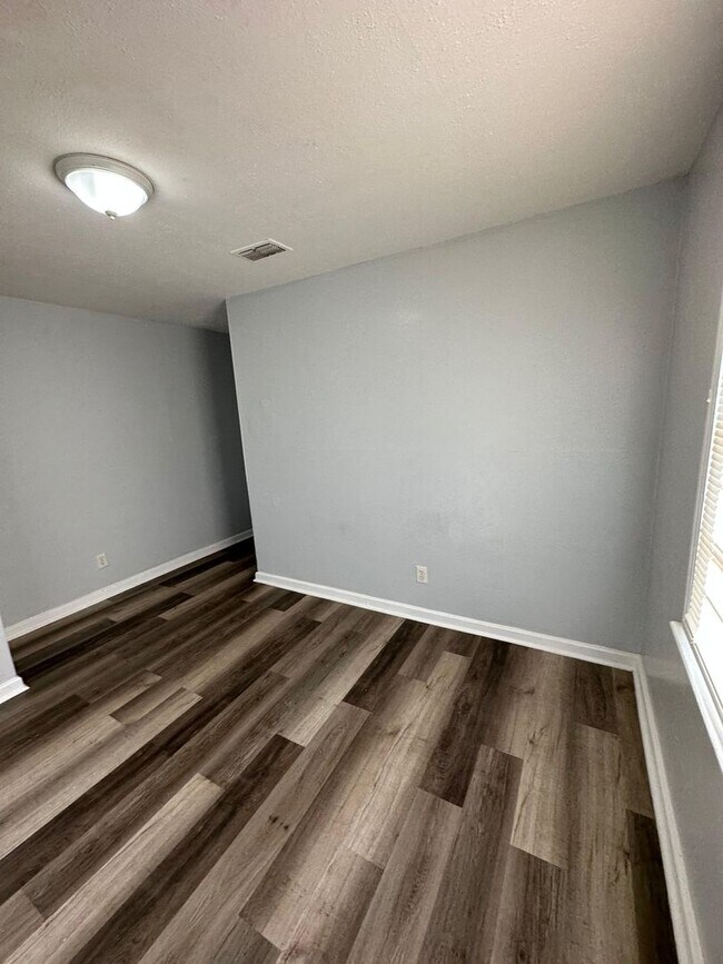 Building Photo - Fully Renovated 3/1 Single Family Ready for Move In!