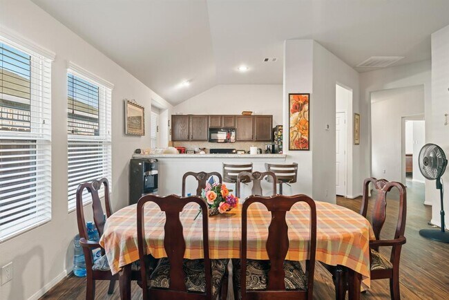 Building Photo - 15111 Longleaf Frst Dr