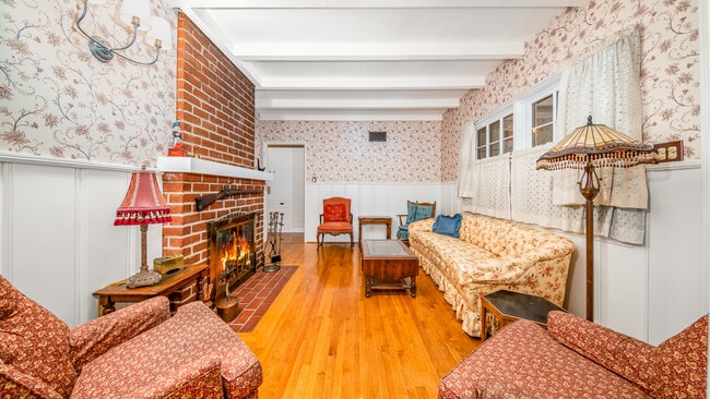 Building Photo - Burbank Wonder Years house